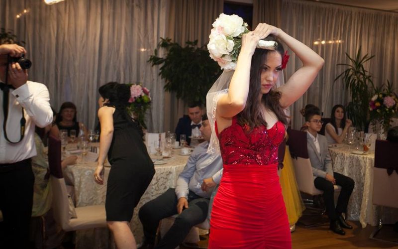 O FEMEIE DEȘTEAPTĂ NEGOCIAZĂ BUCHETUL!