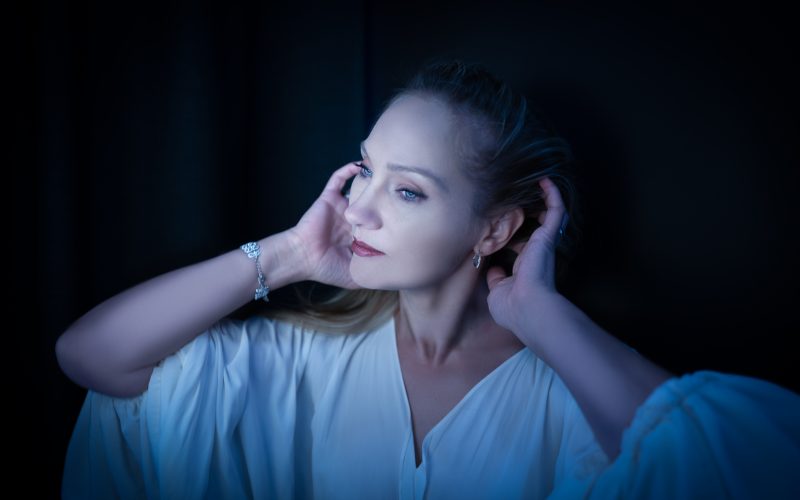 COSTINA CHEYROUZE: „DE CÂND ÎMI ESTE BINE ÎN VIAȚA MEA PERSONALĂ, ÎMI ESTE MULT MAI UȘOR SĂ TRĂIESC MARI DRAME PE SCENĂ”