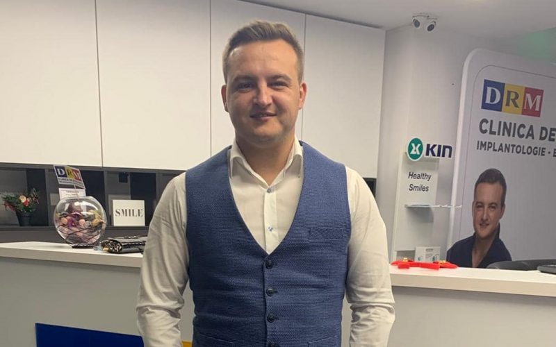 DR. ALIN UDEANU, MEDIC STOMATOLOG: „ÎN CLINICA MEA AU VENIT SĂ SE TRATEZE OAMENI PE CARE EU I-AM DIVINIZAT CÂND ERAM MIC”